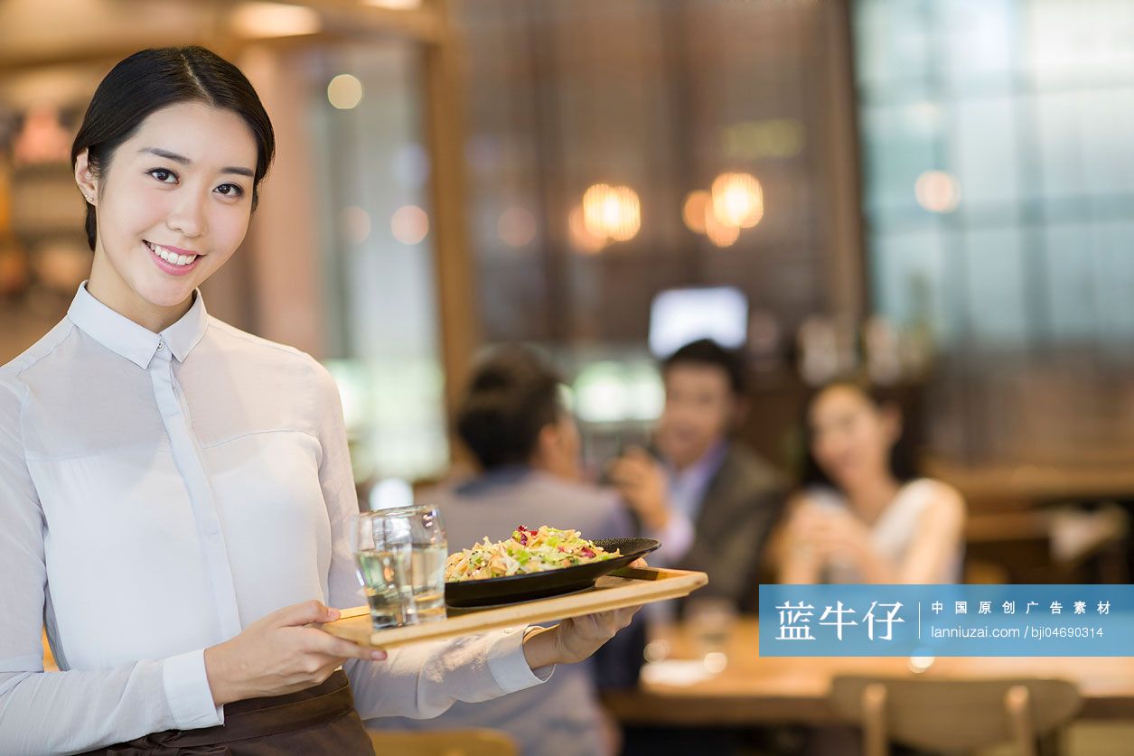 服务员给顾客上菜