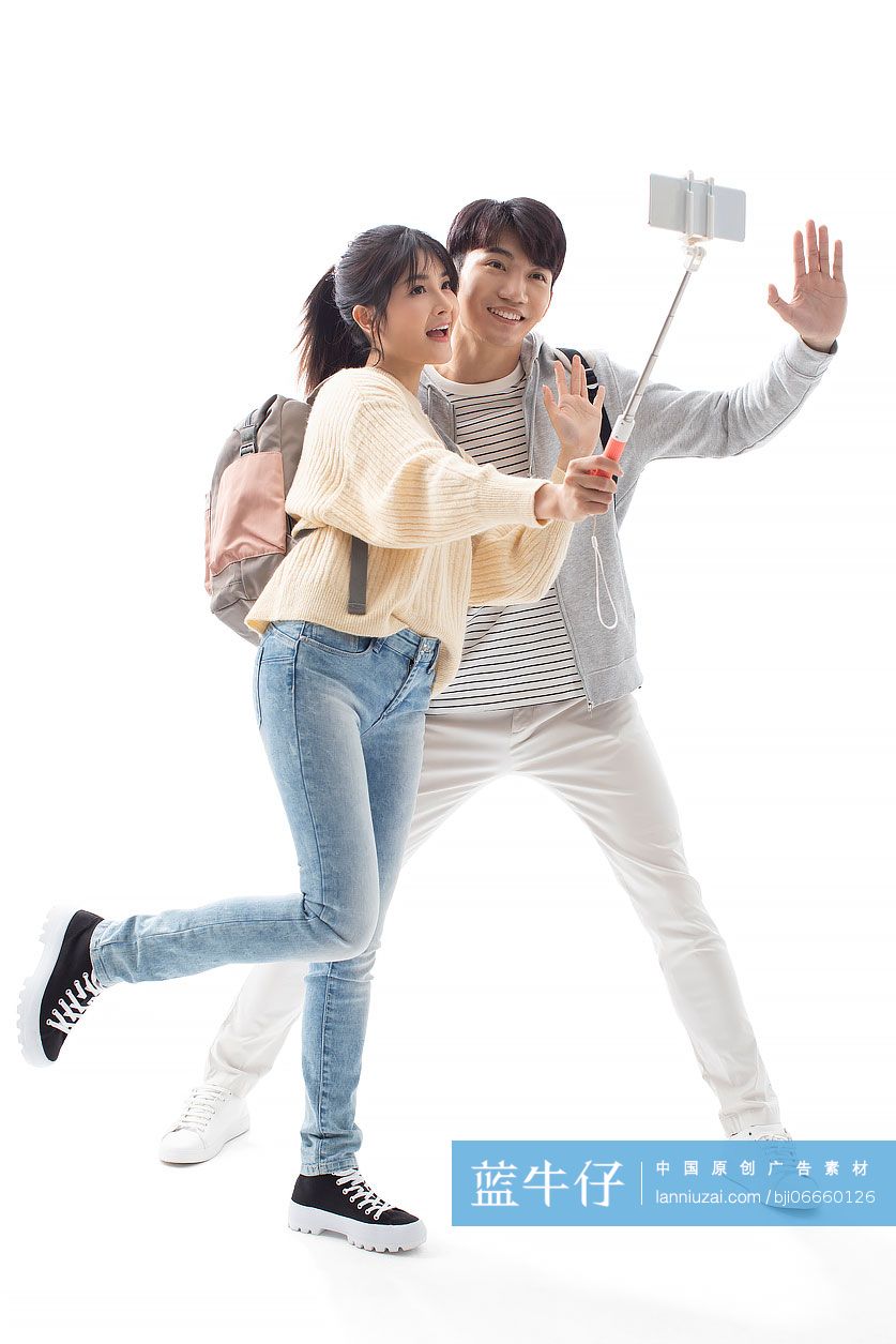 甜蜜的年轻情侣用手机自拍