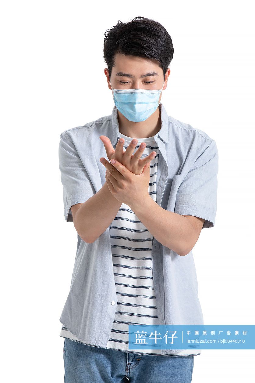 年轻男士使用免洗洗手液洗手