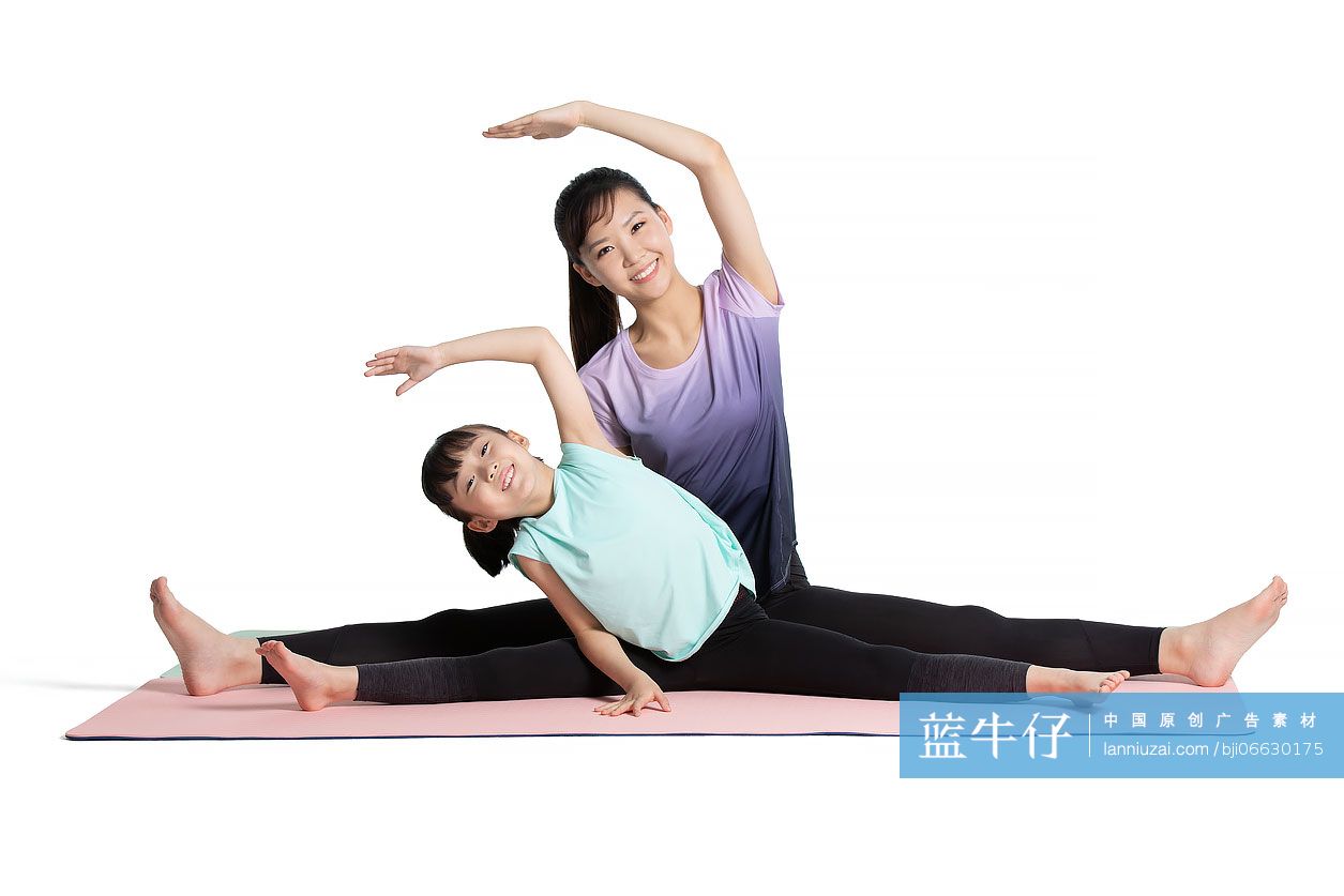 快乐的母女俩一起健身