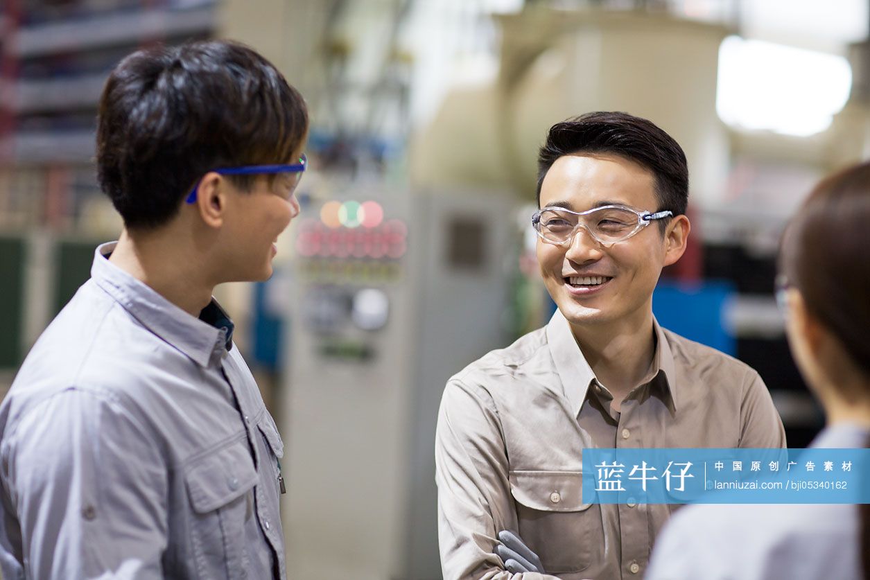 自信的工程师在工厂讨论工作