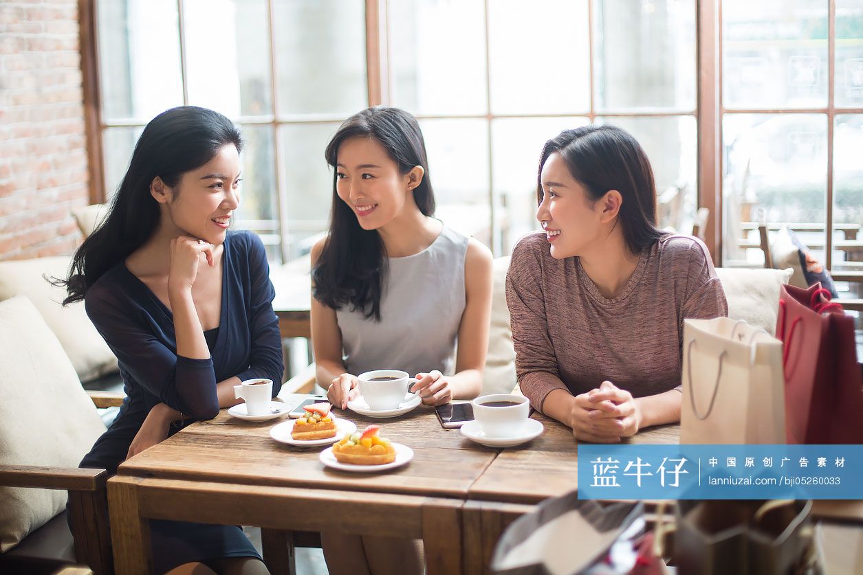 闺蜜在咖啡馆喝咖啡