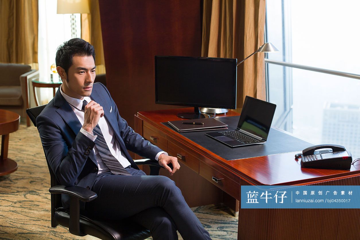 成功商务男士在书房沉思-蓝牛仔影像-中国原创广告影像素材