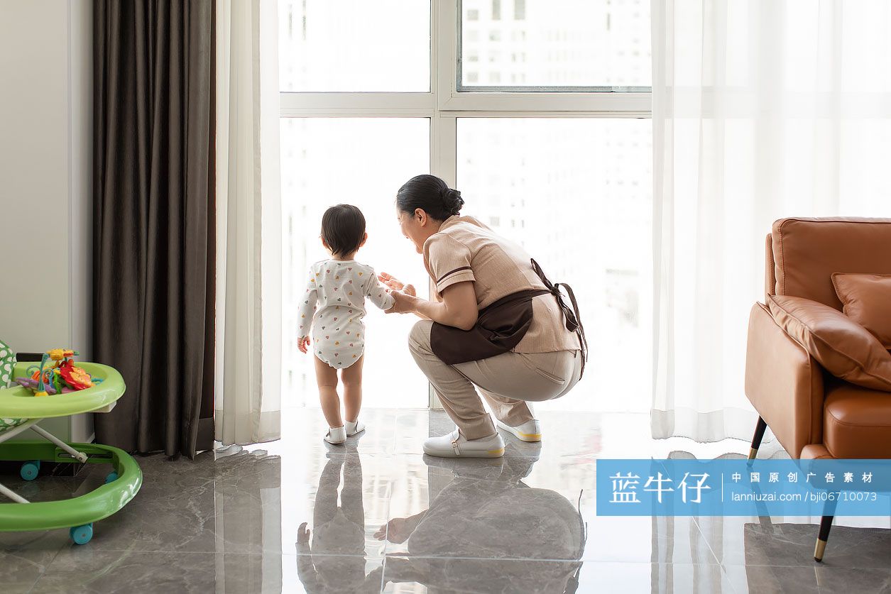 保姆照顾小宝宝
