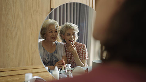 Senior Chinese friends applying makeup at home,4K