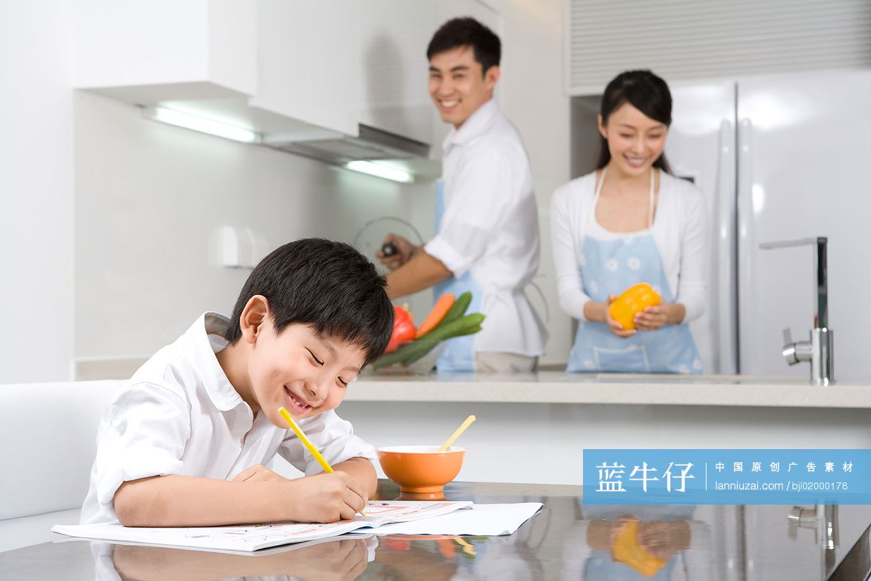 一家三口在厨房