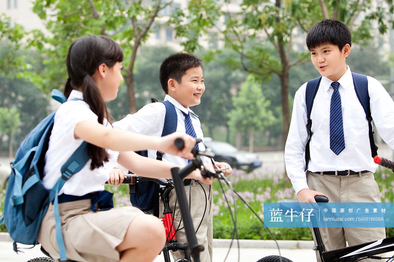 骑自行车的小学生