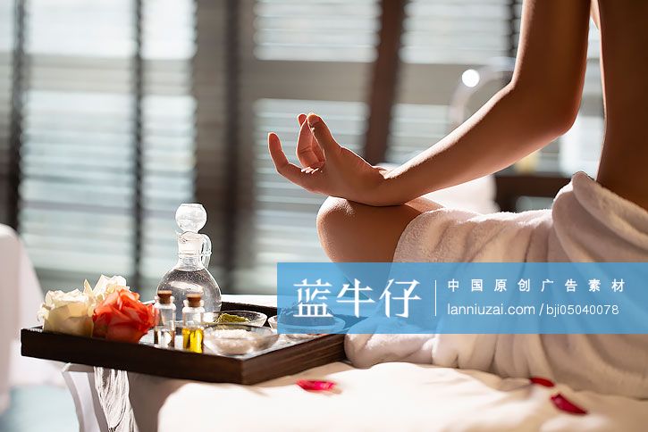 年轻美女裹着浴巾打坐冥想