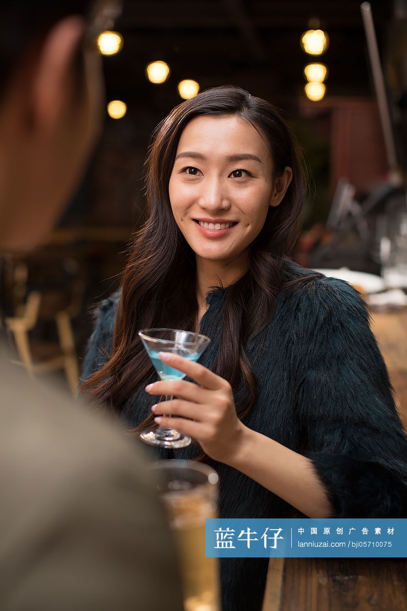 快乐的朋友们在酒吧喝酒聊天