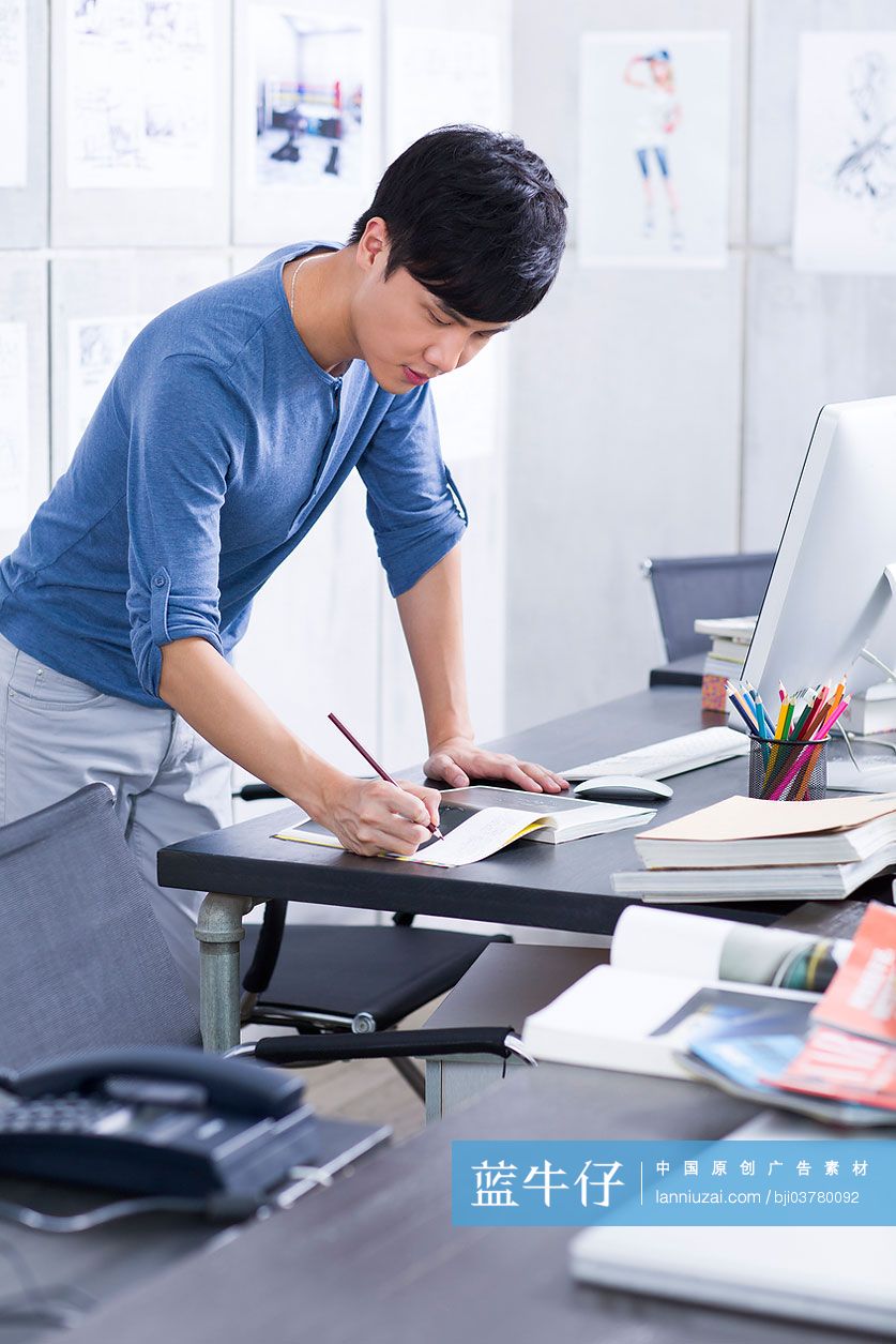 年轻男子在办公室工作