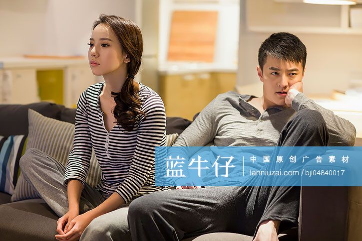 生气的年轻情侣不理睬对方-蓝牛仔影像-中国原创广告影像素材