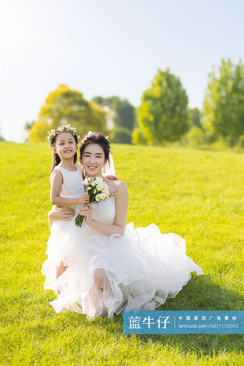 可爱的婚礼花童和新娘