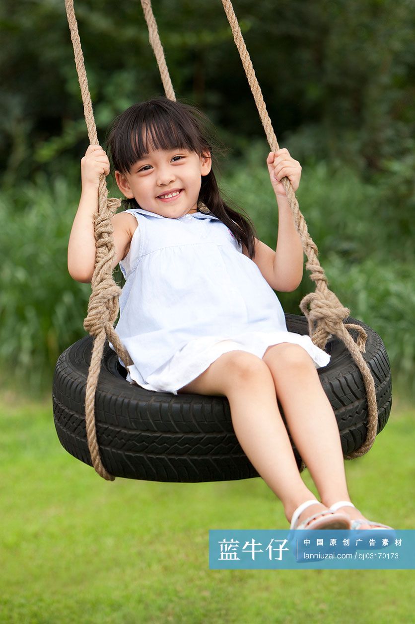 可爱小女孩荡秋千