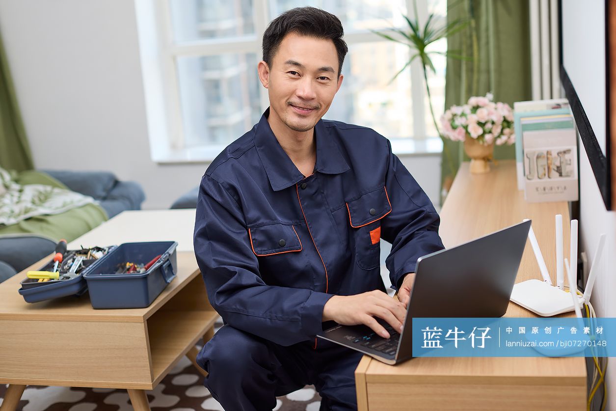电脑维修人员修电脑