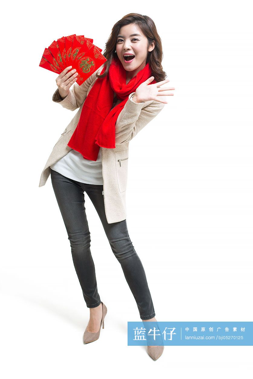 快乐的年轻女士手拿红包