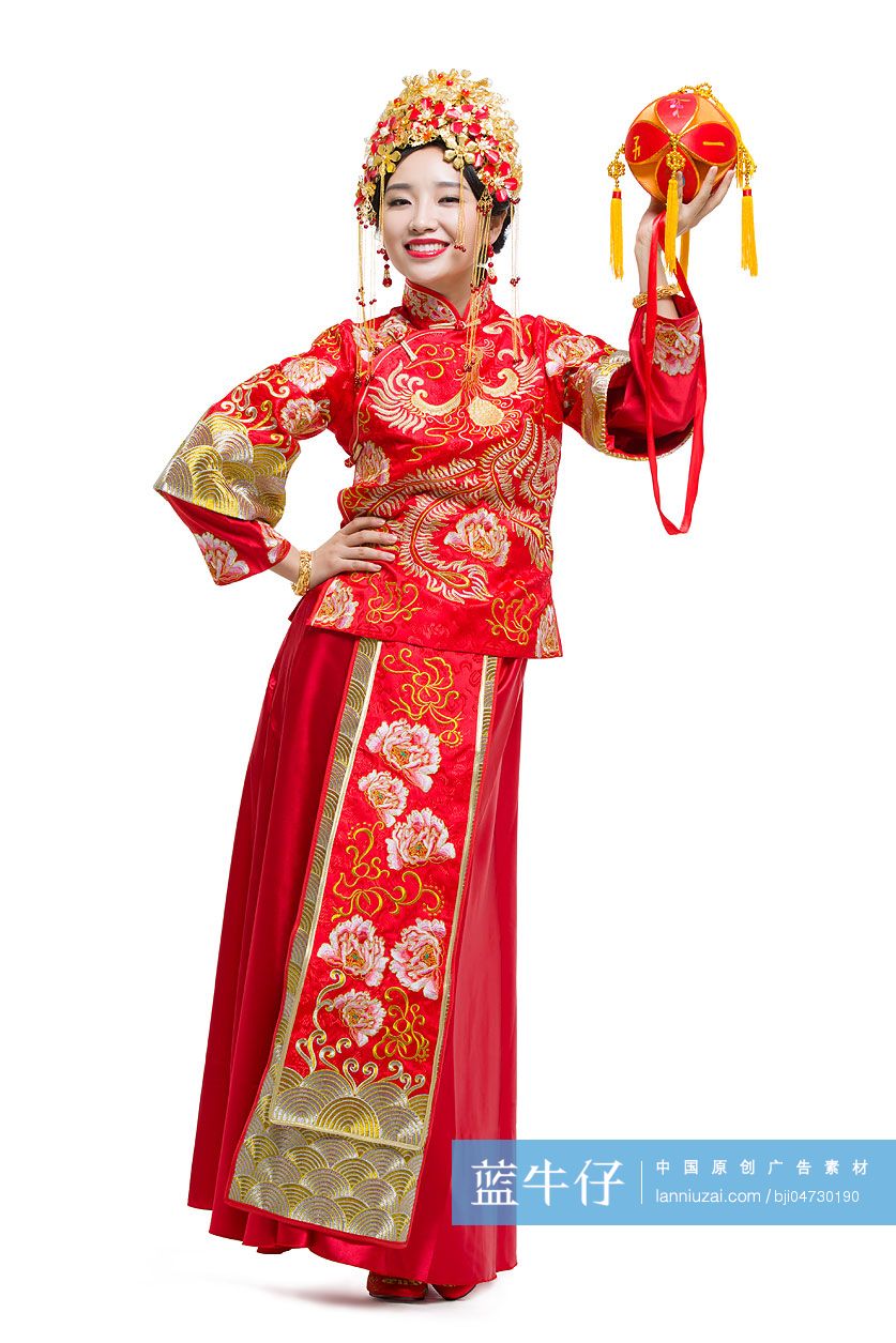 穿中式古装结婚礼服的新娘拿着绣球