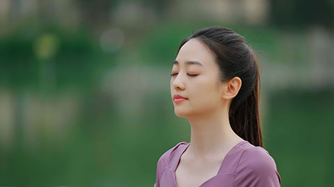 妈妈和女儿在公园练瑜伽