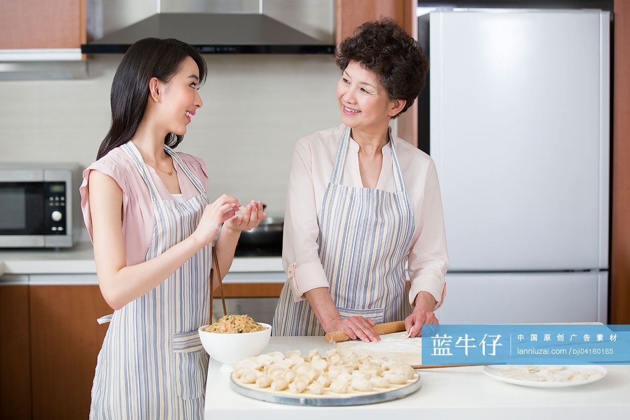 妈妈和女儿包饺子
