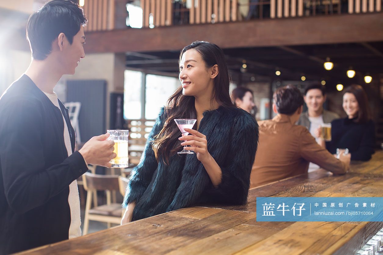快乐的朋友们在酒吧喝酒聊天