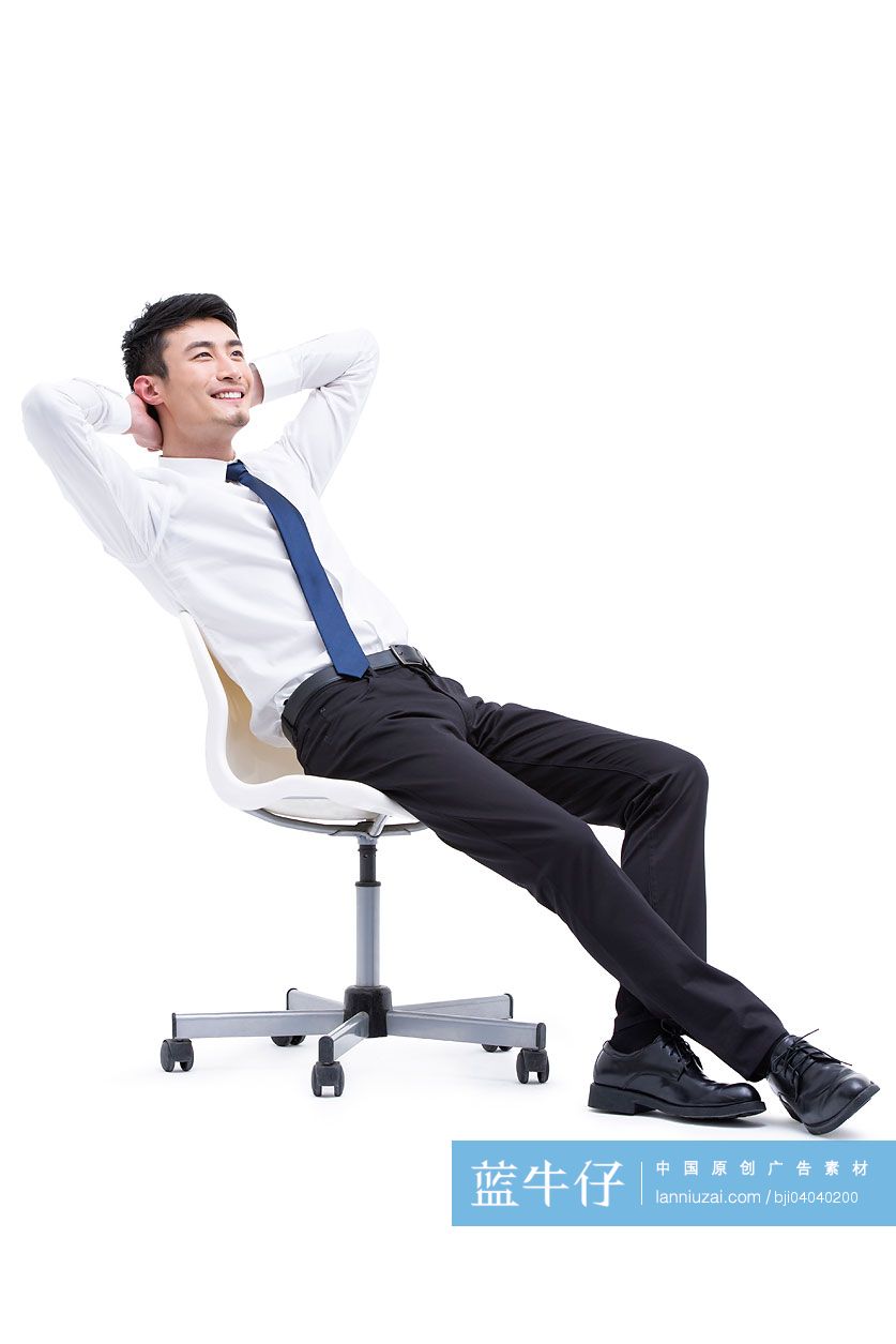 年轻商务男士坐在椅子上
