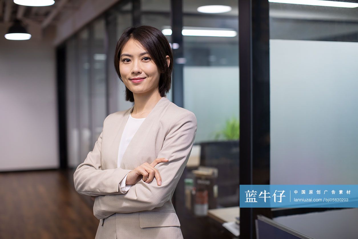 自信的年轻商务女士肖像-蓝牛仔影像-中国原创广告影像素材