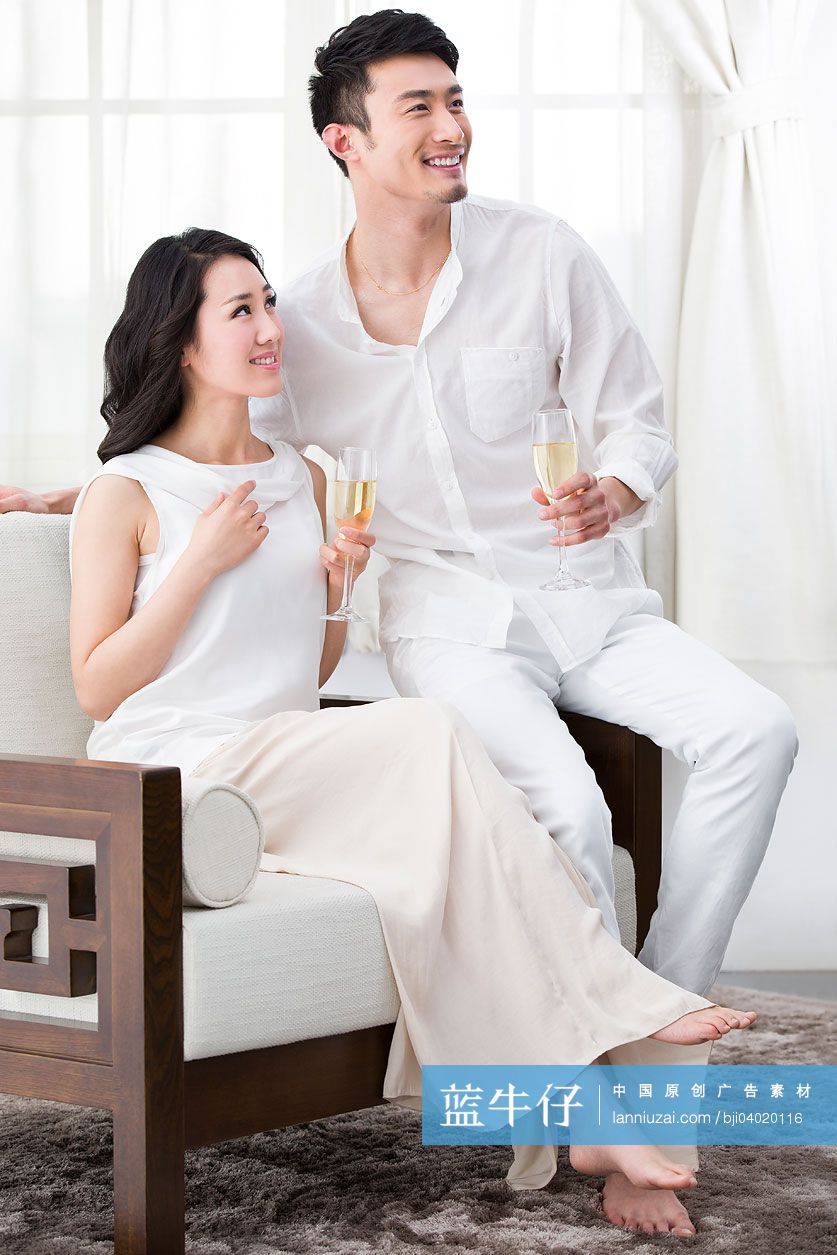 年轻夫妇与香槟