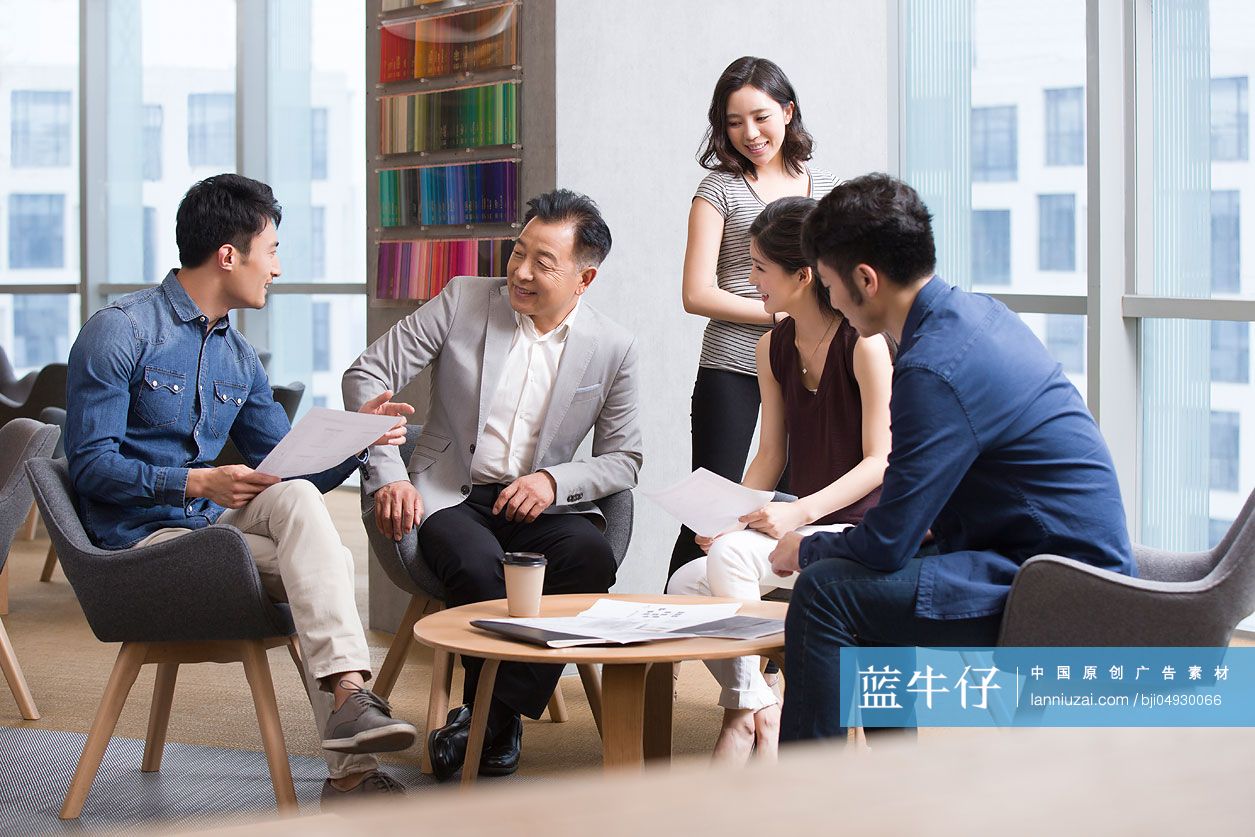 商务人士在办公室开会讨论