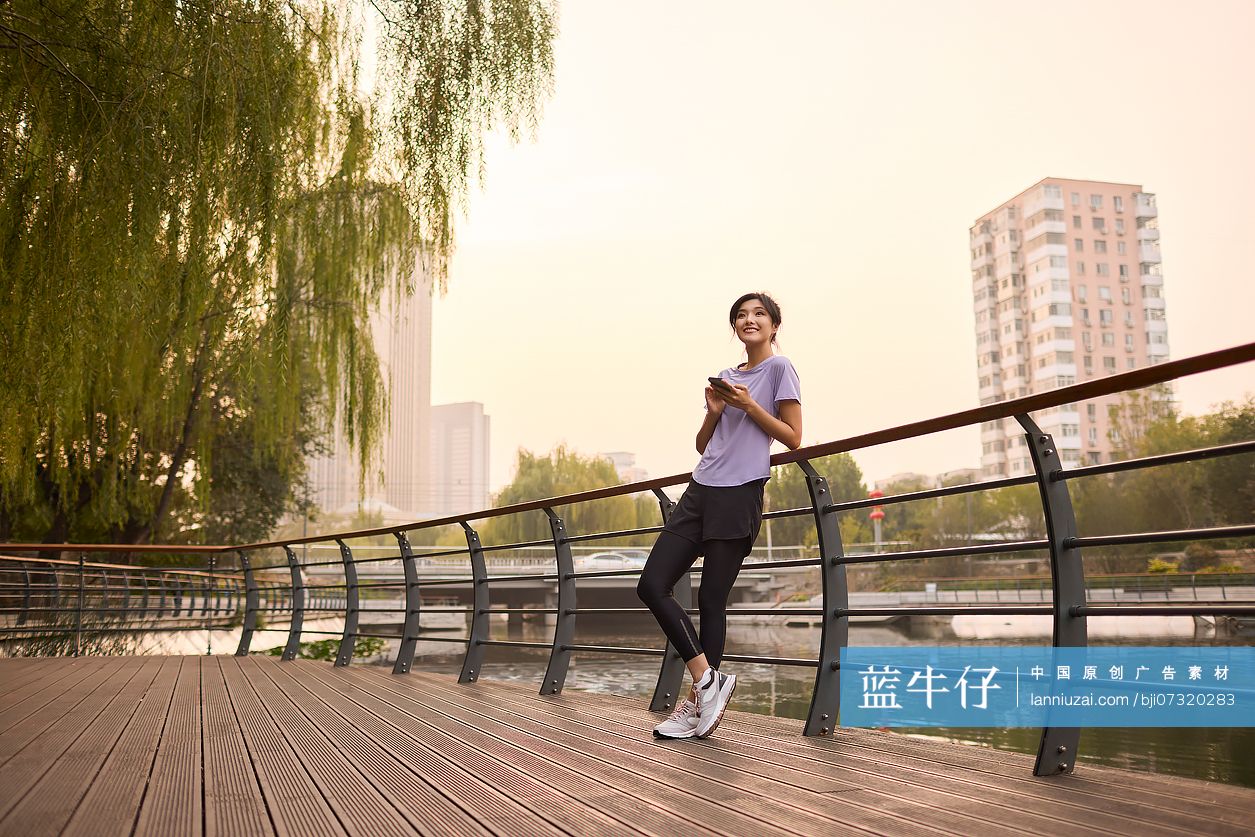 开心的年轻女性用手机
