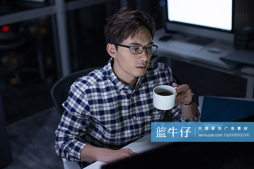 IT工程师在公司加班