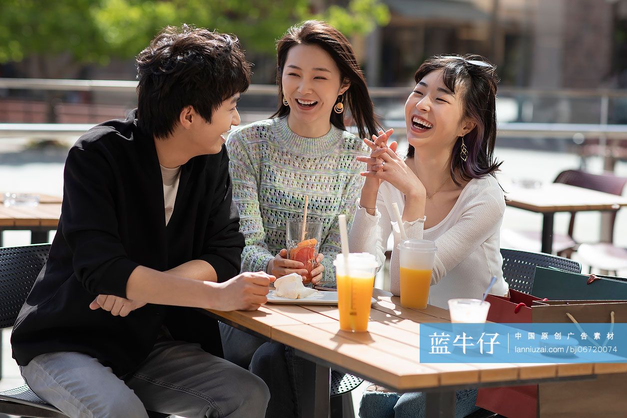 快乐的年轻人在露天咖啡馆聊天