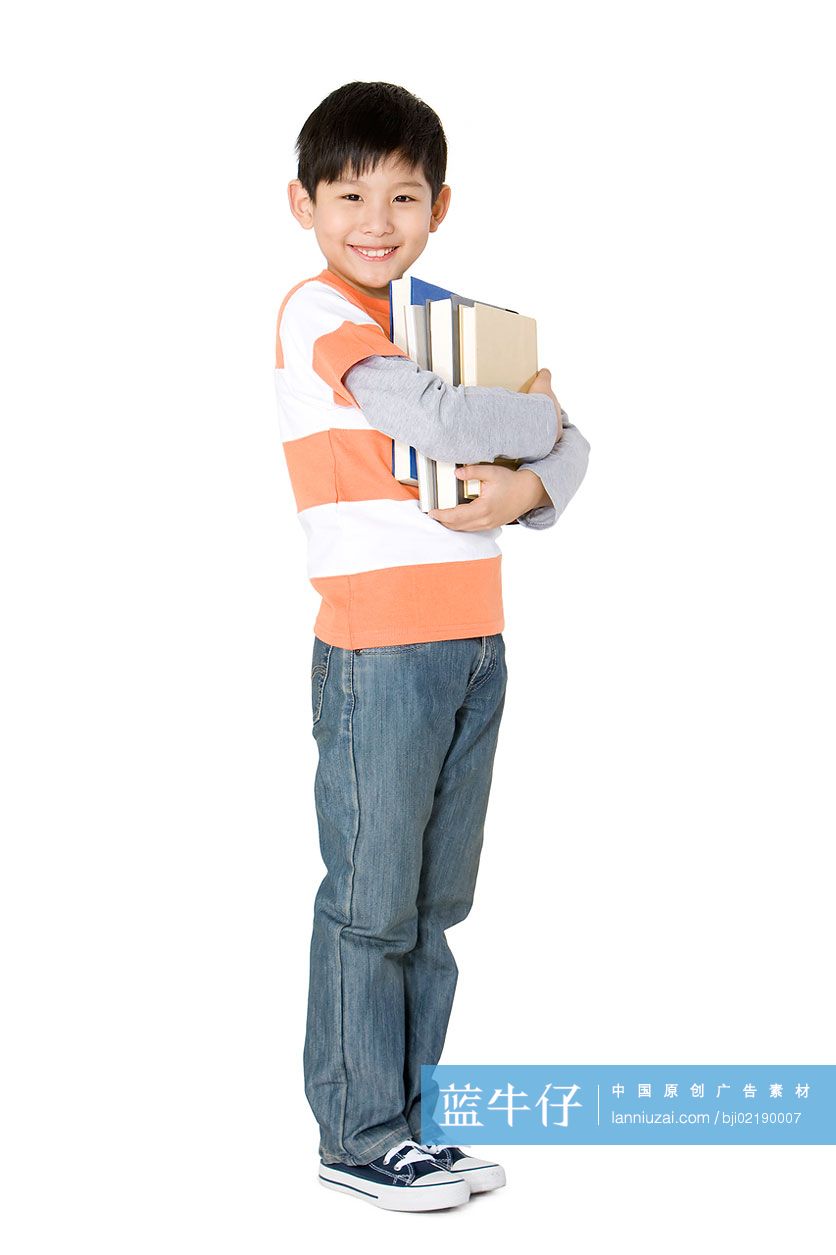 小男孩抱着图书