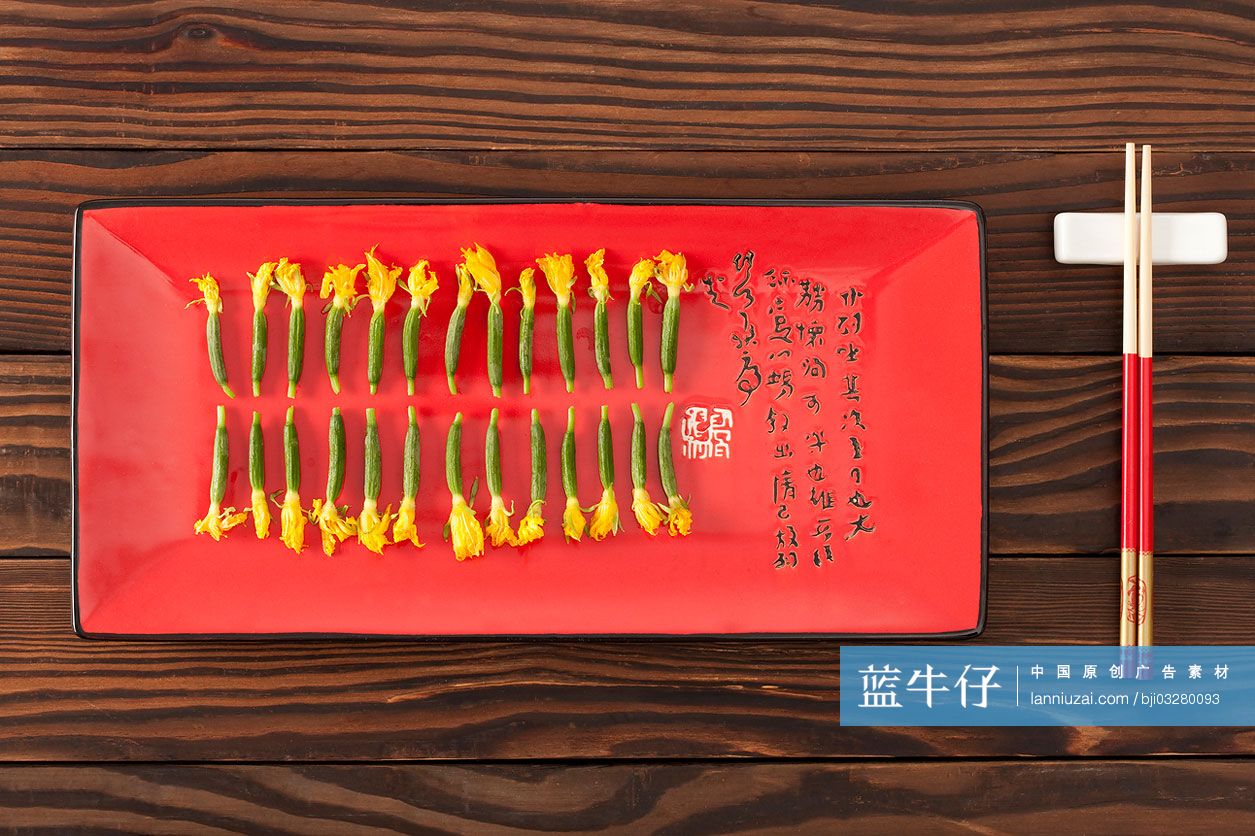 新鲜小黄瓜与古典餐具