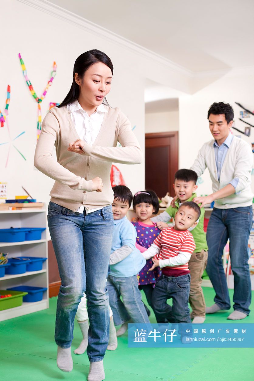 幼儿园小朋友和老师玩开火车游戏