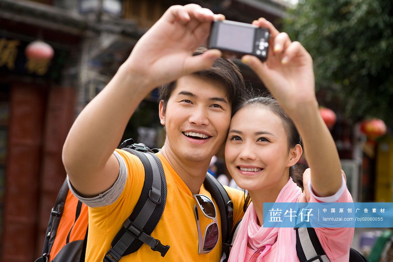 时尚男女用相机自拍