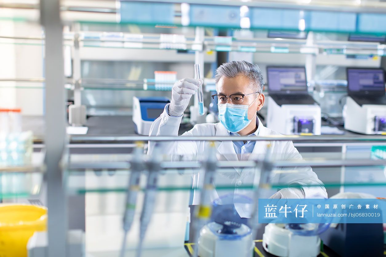 医学研究员在实验室工作