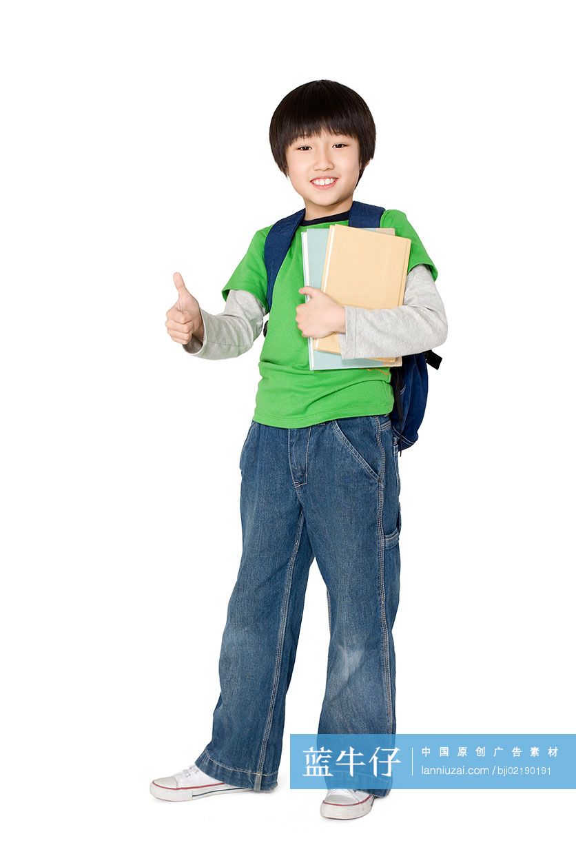 背着书包的小男孩抱着图书