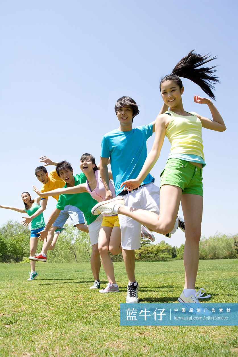 年青人在一起蹦跳