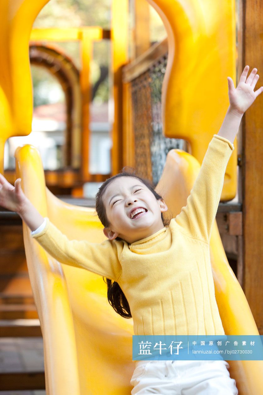 儿童在公园玩耍