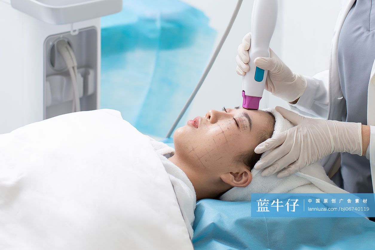 年轻女士做医美项目美容