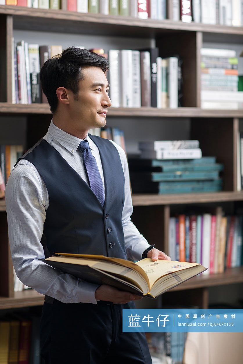 年轻商务男子在书房读书