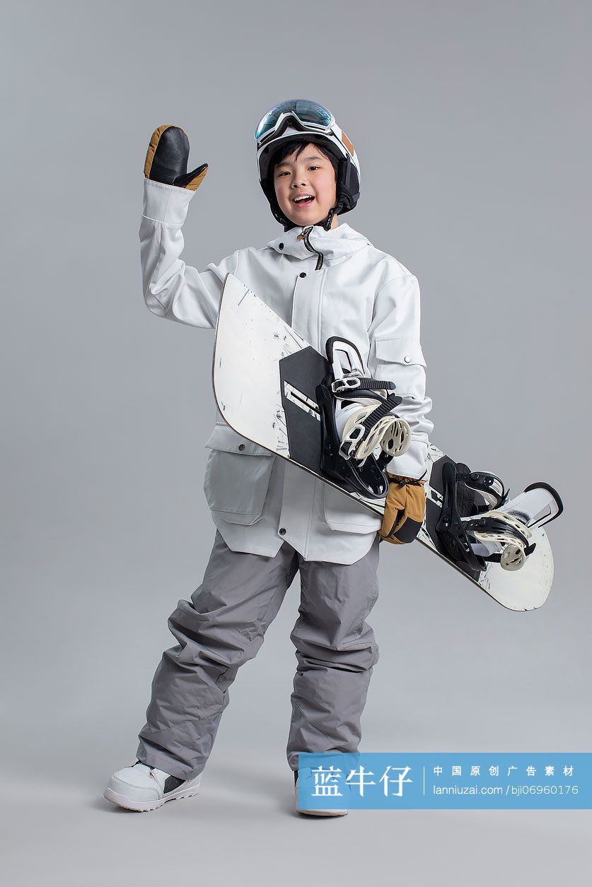 快乐的男孩滑雪