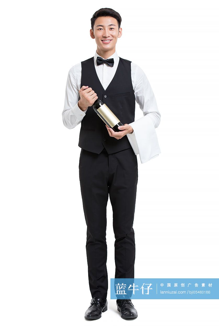 年轻服务员拿着一瓶红酒