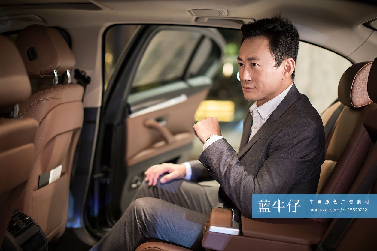成功商务男士乘坐专车