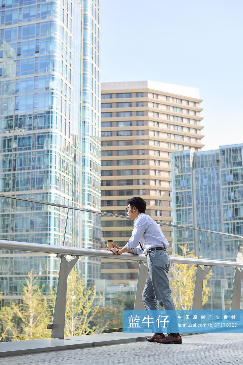 青年商务男士看远方