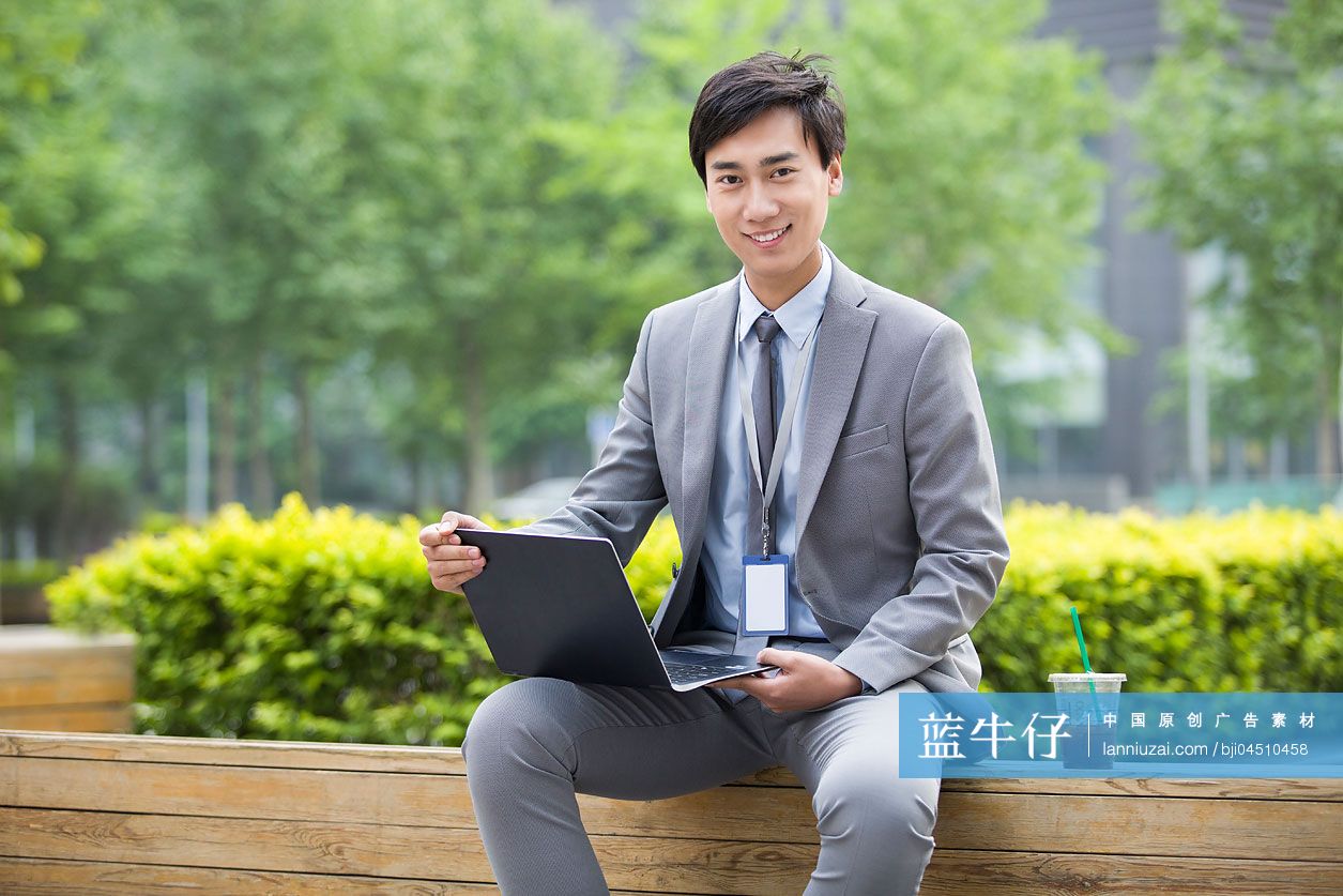 年轻商务男士户外办公