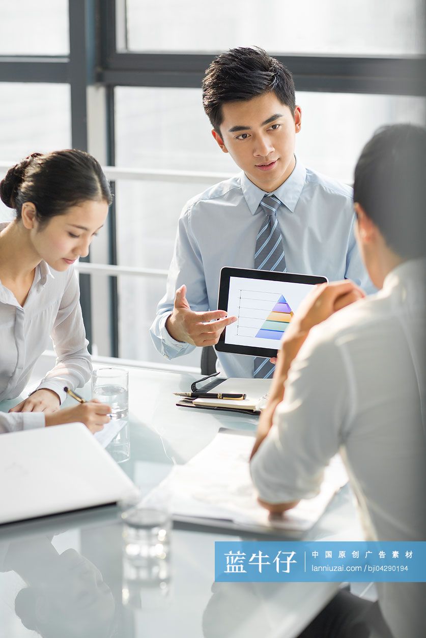 年轻商务人士在办公室使用平板电脑