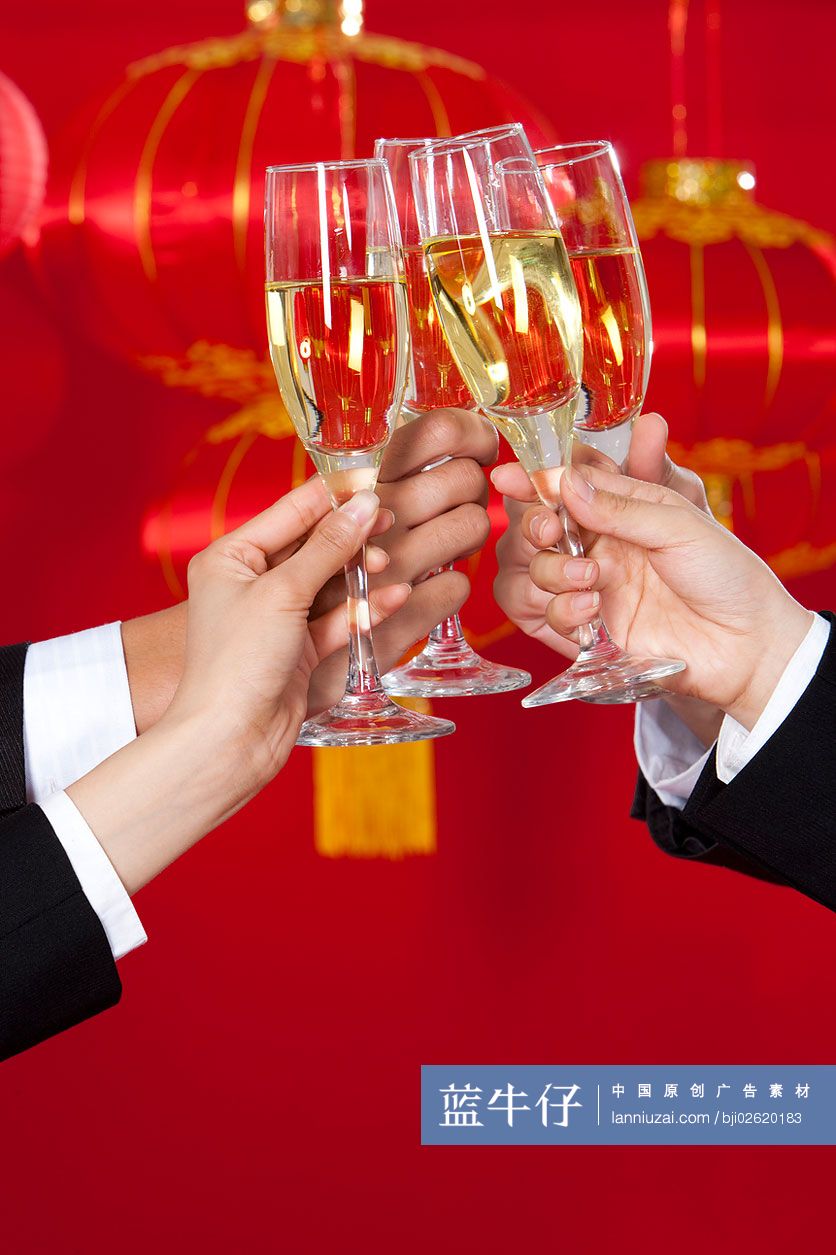 商务人士举杯庆祝