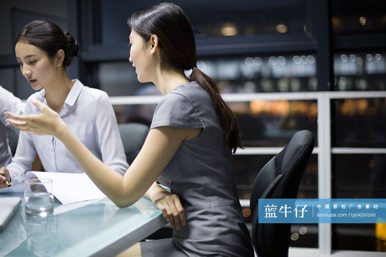 年轻商务人士开会讨论