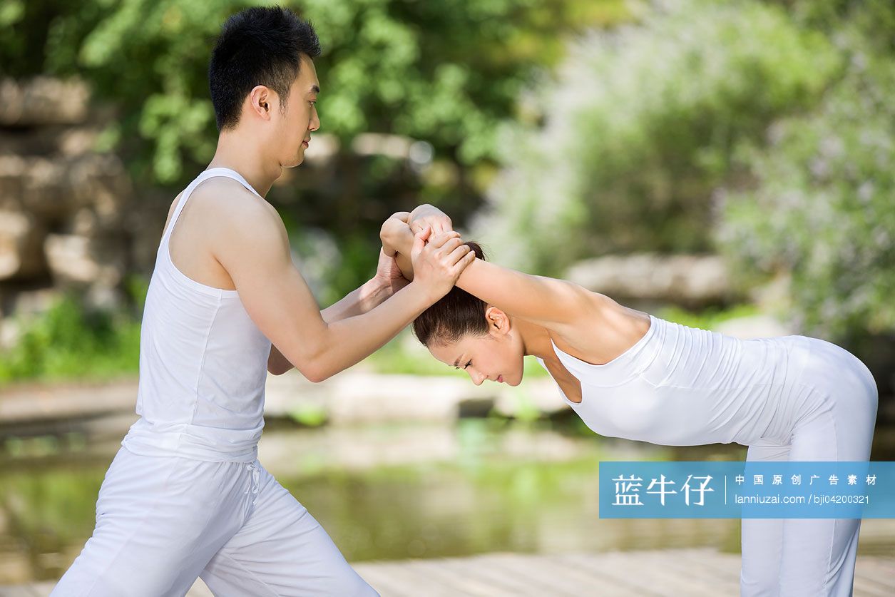 瑜伽教练指导动作