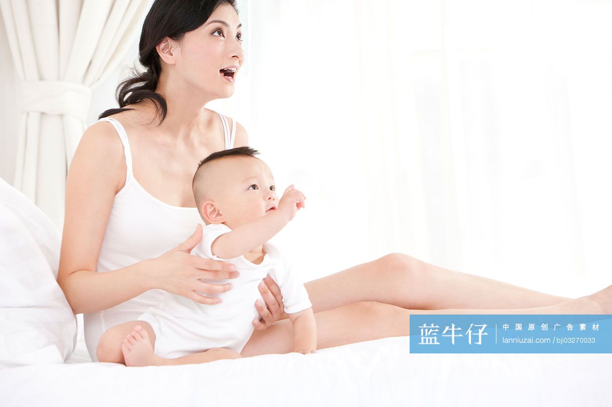 母亲和婴儿的快乐时光